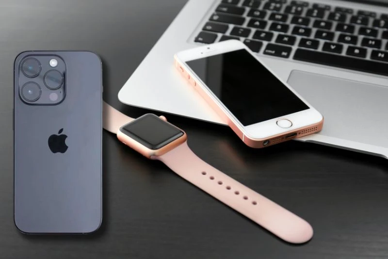 iPhone terbaru berwarna hitam dengan layar penuh dan desain elegan