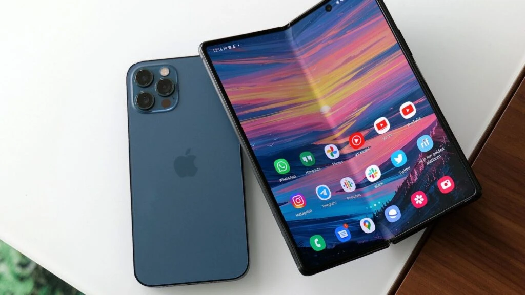 iPhone lipat pertama Apple dengan layar fleksibel terbuka dan desain elegan