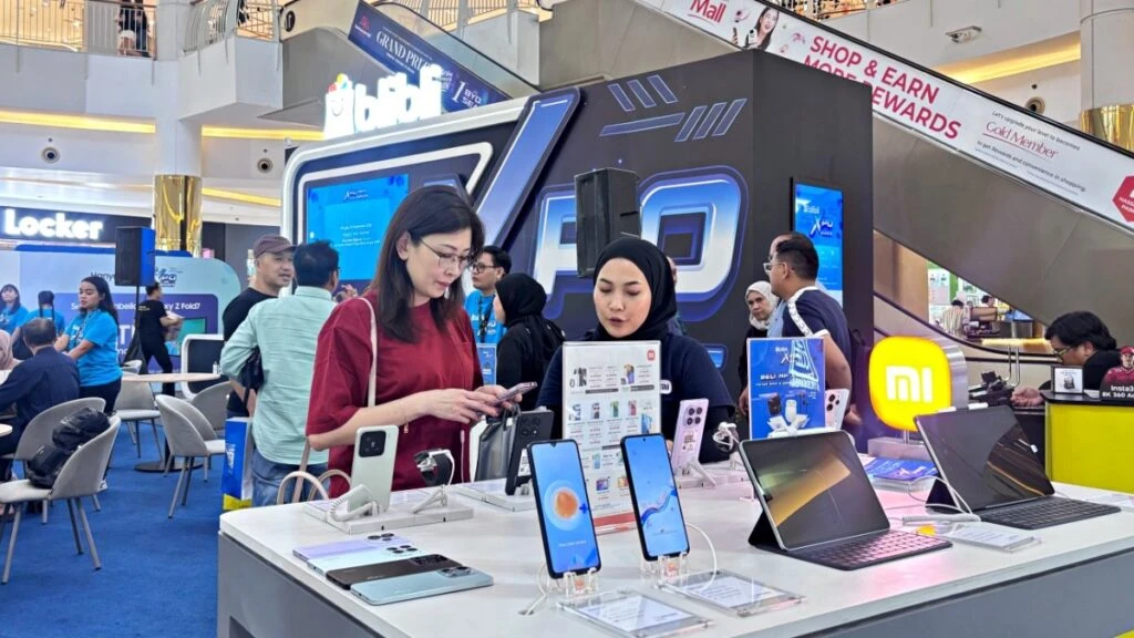 Pengunjung antusias berburu smartphone baru di Blibli Expo 2025 yang menampilkan berbagai merek gadget ternama.