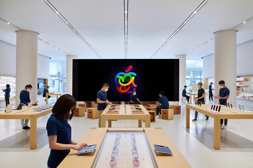 Retail iPhone resmi dengan tampilan etalase modern dan berbagai model iPhone terbaru.