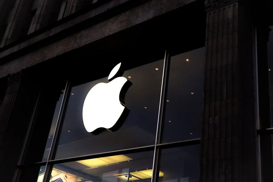 Logo iPhone berwarna hitam dengan bentuk apel khas Apple yang menggambarkan identitas produk smartphone premium buatan Apple Inc.