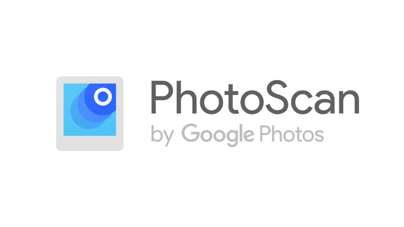 Seorang pengguna sedang menggunakan aplikasi Google PhotoScan untuk memindai foto jadul agar hasil scan lebih jernih dan bebas pantulan.