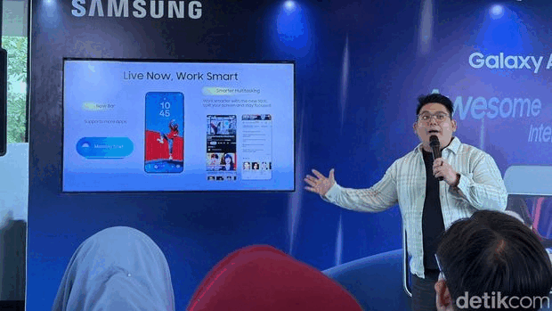 ampilan layar utama One UI 8 di Samsung Galaxy A56 dengan desain minimalis dan warna tema dinamis.