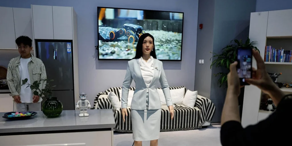 Robot ART canggih buatan China sedang melukis karya seni digital dengan teknologi kecerdasan buatan yang mampu meniru kreativitas manusia.