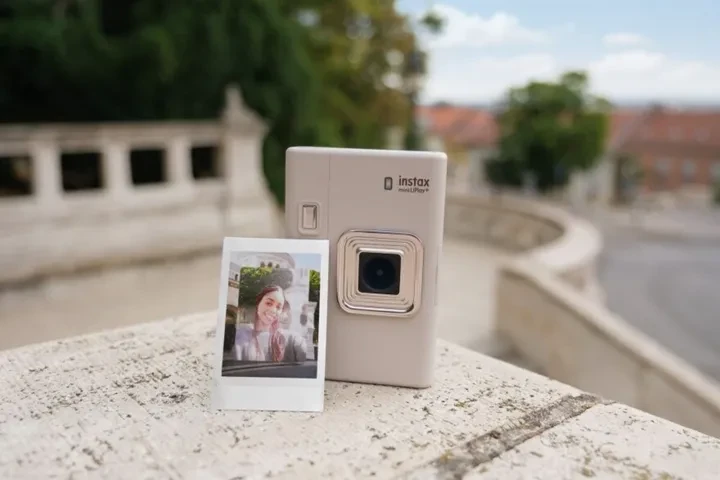 Fujifilm Instax Mini LiPlay+, kamera instan hybrid dengan kamera selfie dan audio berdesain modern warna beige gold.