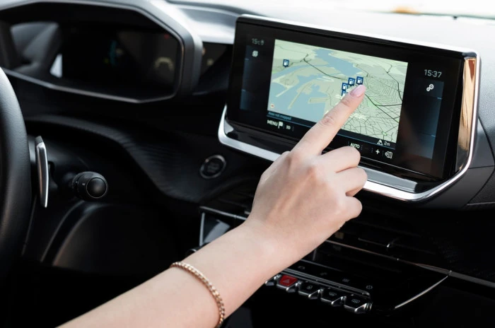 ilustrasi pusat kontrol teknologi navigasi modern dengan tampilan digital dan hologram satelit