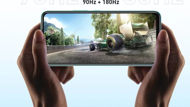 HP dengan baterai badak 7000 mAh sedang digunakan untuk bermain game tanpa lag