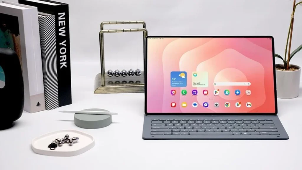 Galaxy Tab S11 dengan layar Super AMOLED 144Hz dan S Pen Ultra generasi terbaru tampak dari sisi depan dan belakang.
