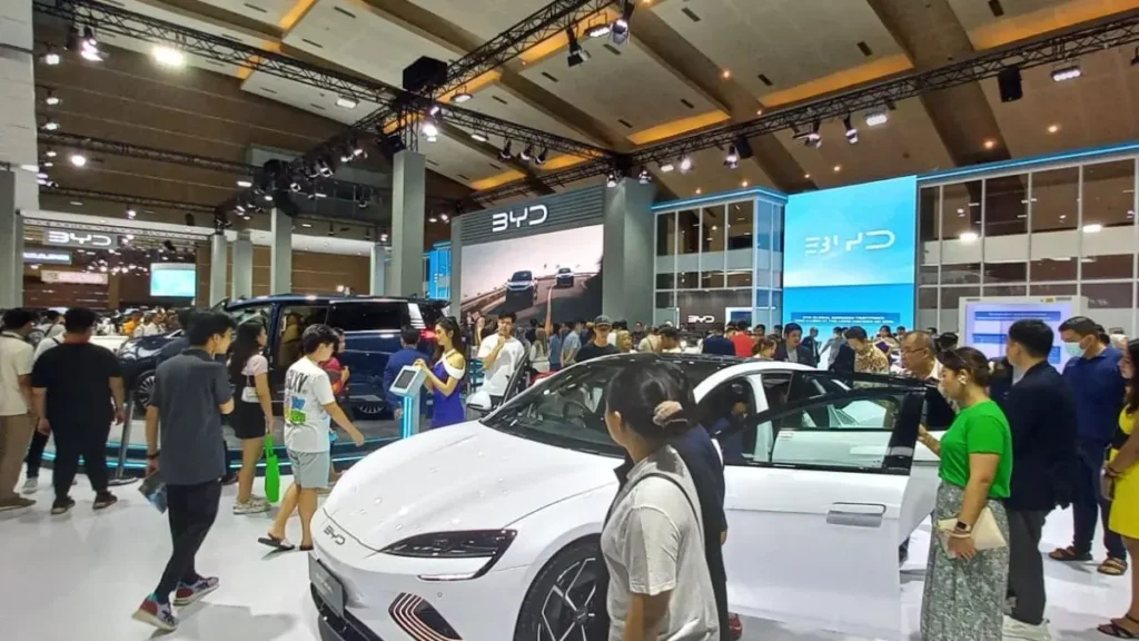 Infografik Tren Kendaraan Listrik 2026 di Indonesia menunjukkan peningkatan penjualan EV, ekspansi SPKLU, serta dukungan insentif pemerintah dan investasi baterai nasional.