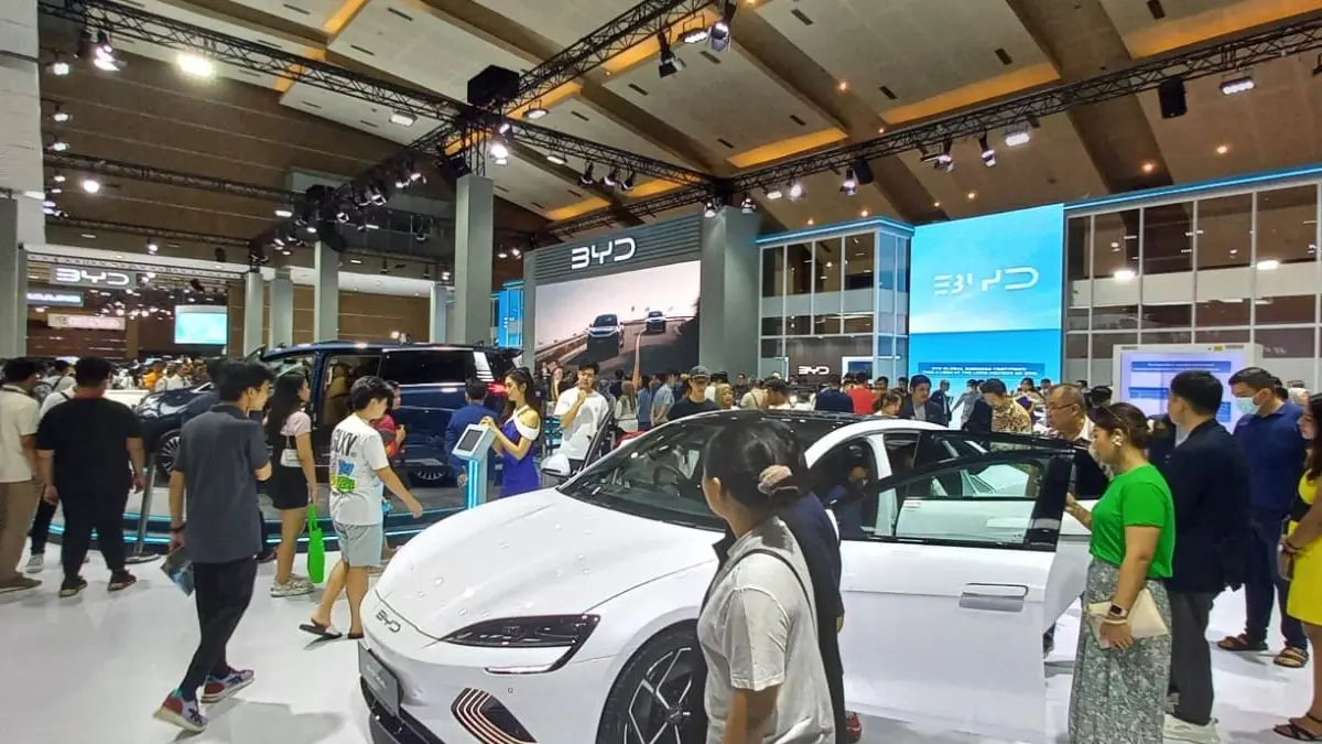 Infografik Tren Kendaraan Listrik 2026 di Indonesia menunjukkan peningkatan penjualan EV, ekspansi SPKLU, serta dukungan insentif pemerintah dan investasi baterai nasional.